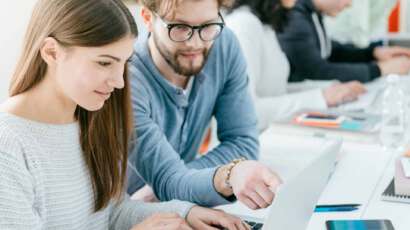 Engagierte Teilnehmer lernen im Online SEO Copywriting Kurs praxisnahe Techniken und relevante Tools kennen.