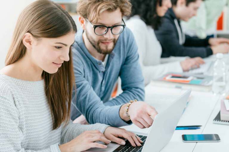 Engagierte Teilnehmer lernen im Online SEO Copywriting Kurs praxisnahe Techniken und relevante Tools kennen.