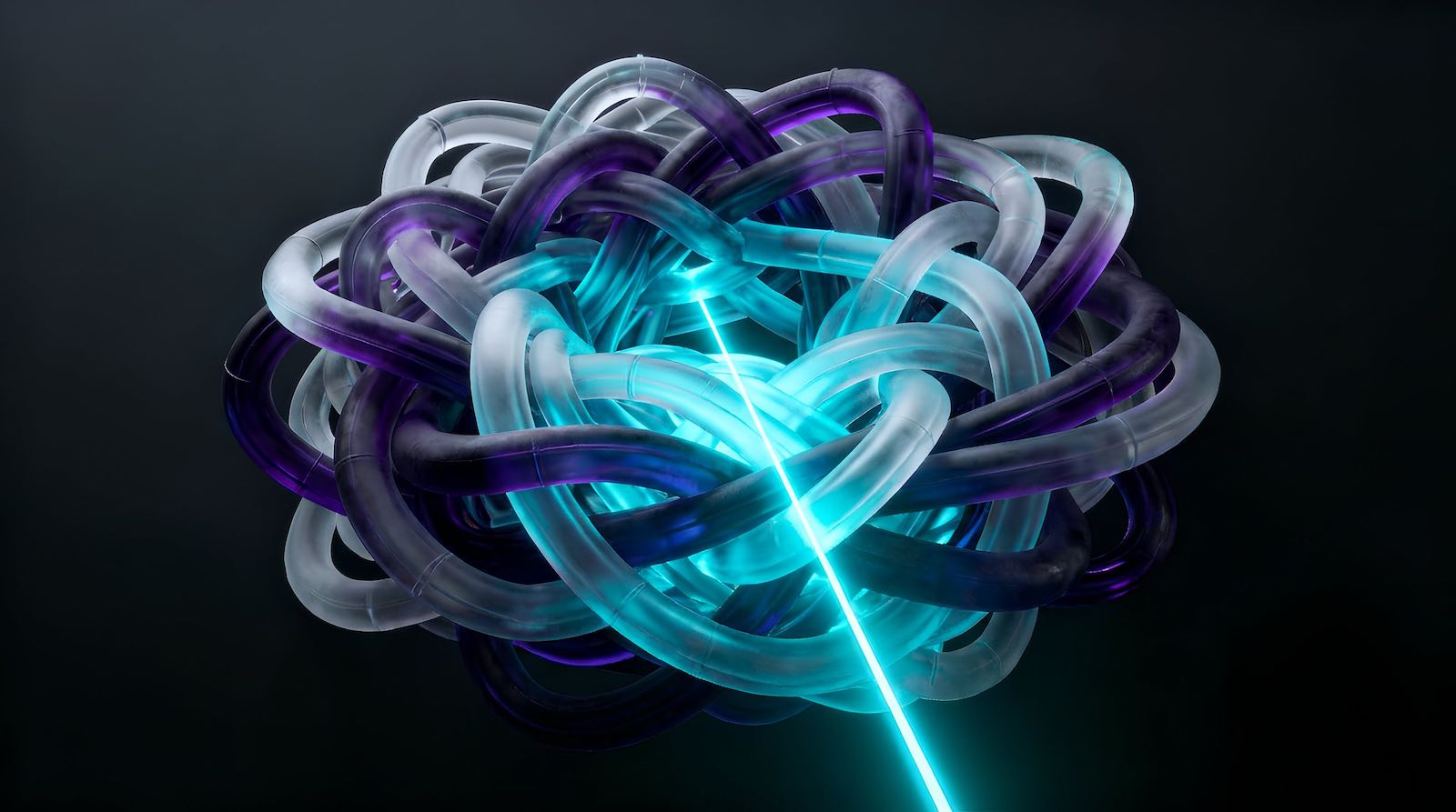 Abstrakte 3D-Visualisierung: Ein verworrener Knoten aus dunklen Glas-Datenströmen wird von einem klaren, cyanfarbenen Lichtstrahl durchdrungen und erleuchtet.