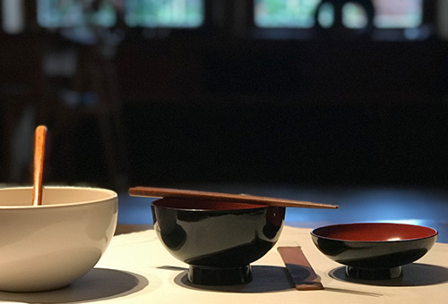 Ein traditionelles Ōryōki-Set mit drei ineinander stapelbaren Schalen, Essstäbchen und Löffel, bereitgelegt für die rituelle Essmeditation im Sōtō-Zen. Ort der Fokussierung für B2B Growth Architect Thorsten Litzki.
