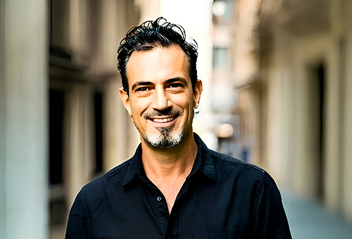 Porträt von Thorsten Litzki, B2B Trust Architect, freundlich lächelnd in dunklem Hemd.